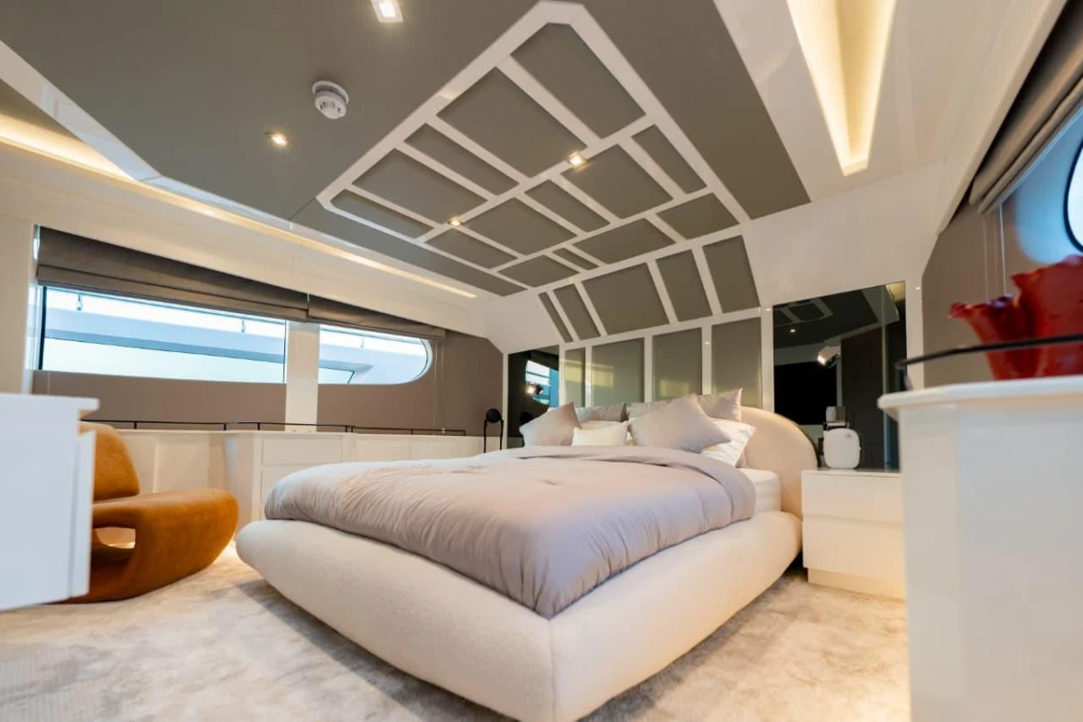 100 - LUXURY SUPER YACHT - Image 7